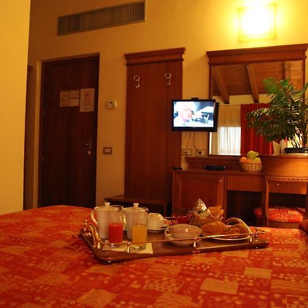 Hotel Il Borghetto Bariano Bagian luar foto