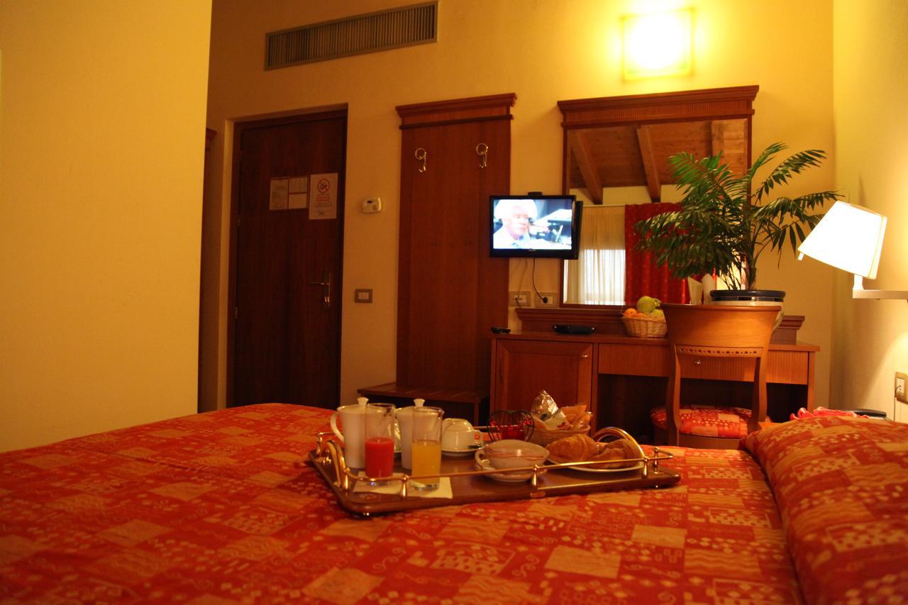 Hotel Il Borghetto Bariano Bagian luar foto
