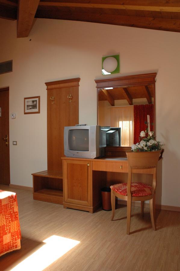 Hotel Il Borghetto Bariano Bagian luar foto